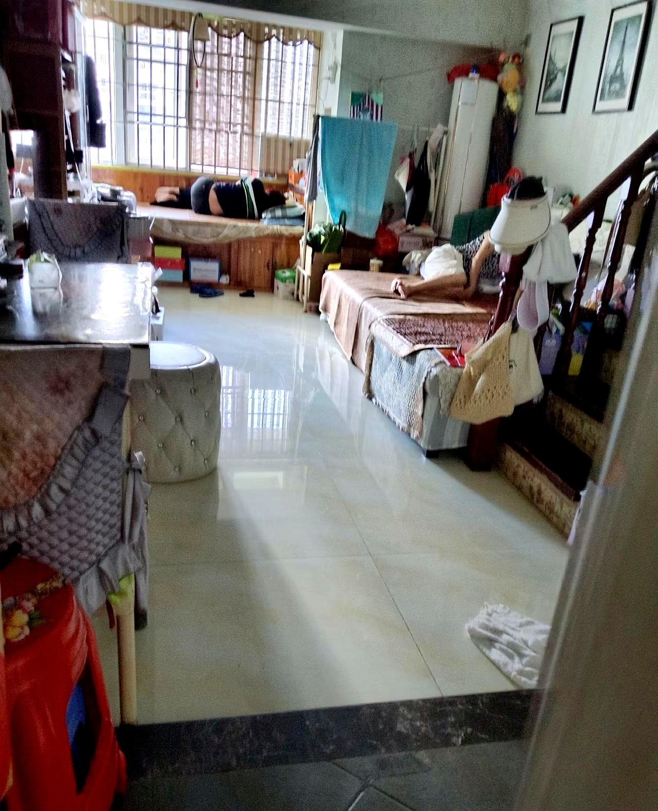 结婚十年，我现在最怕下班回家。
一开门，公婆在沙发上从早躺到晚，厨房锅碗瓢盆都