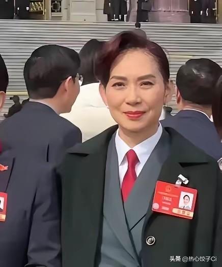 港区人大代表邝美云说，我第一次在北京碰到下雪，我觉得也很好啊，但是有点冷。希望我