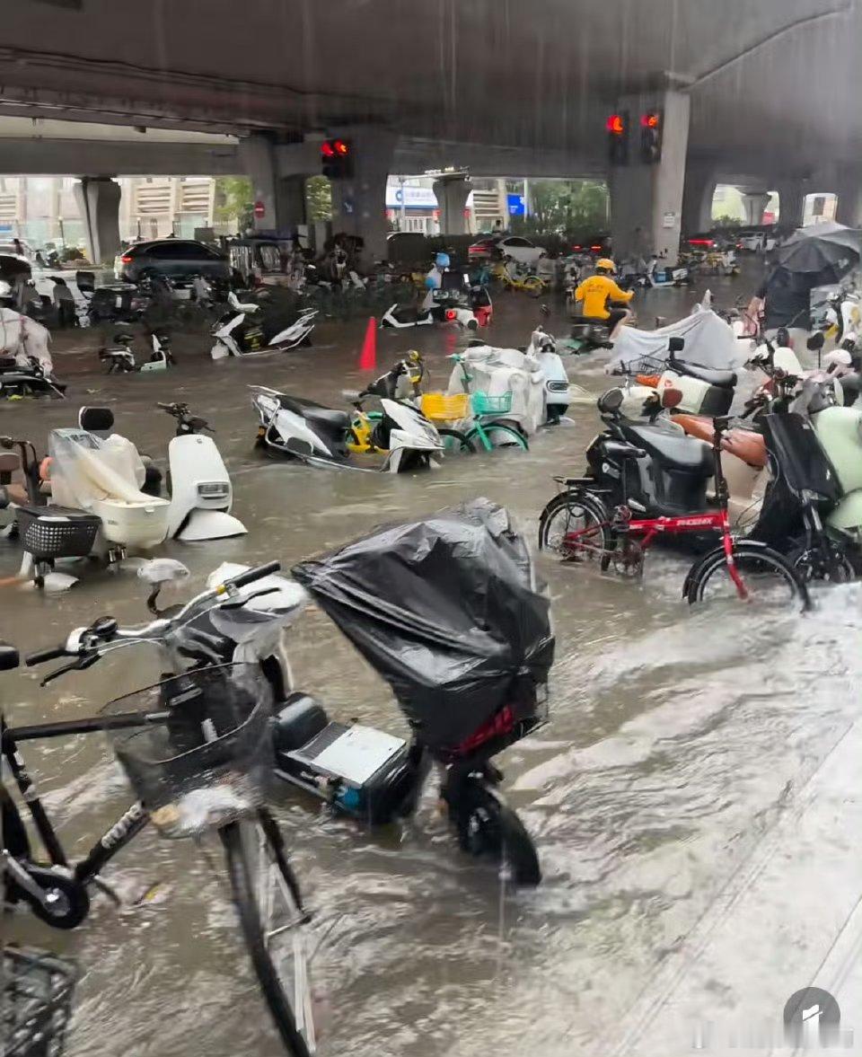 郑州地铁大家都注意安全啊，中原区都红色预警了，雨势太猛了。[苦涩][苦涩][苦涩