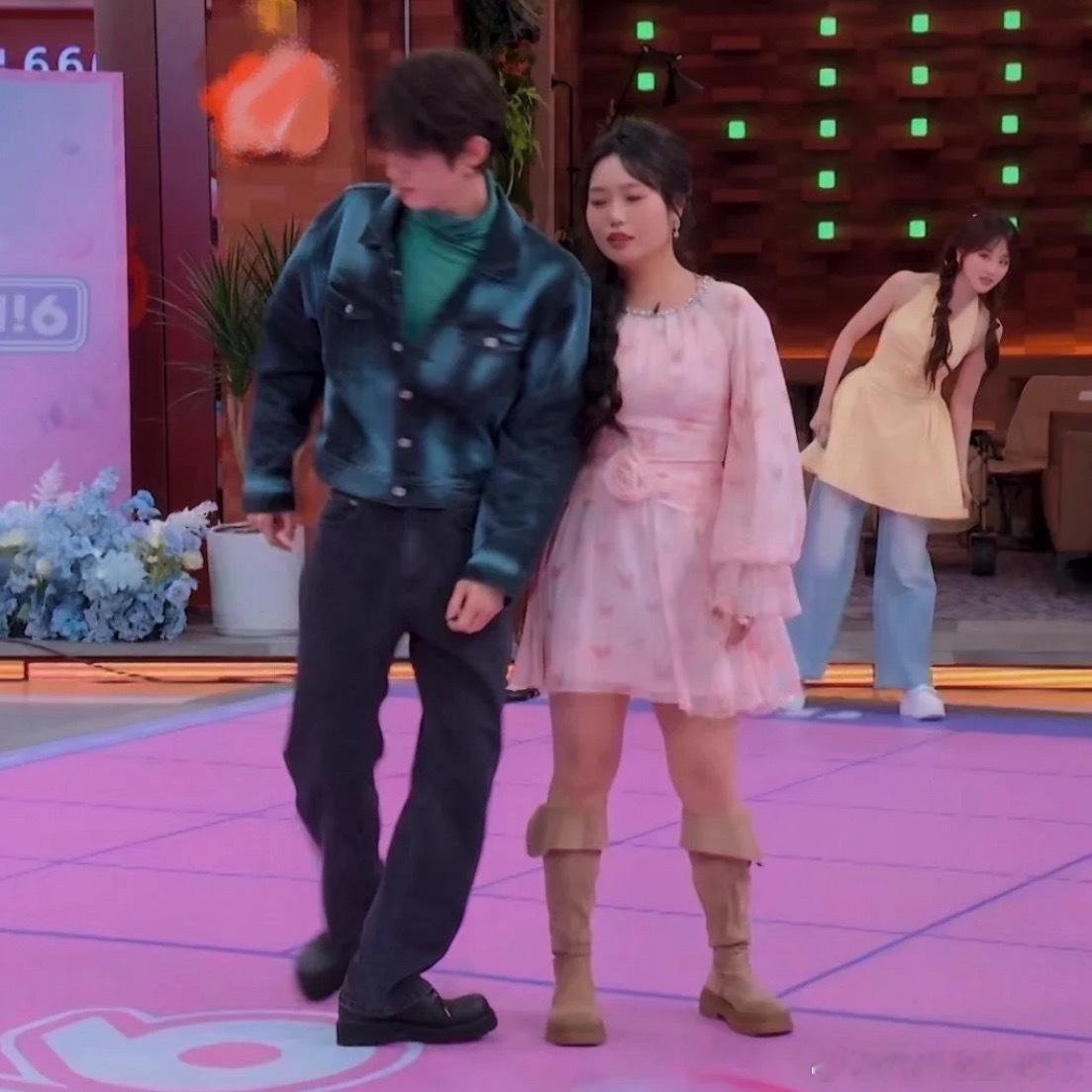 后面这位朋友 感觉在演我看戏绪丹啊 你真的长我笑点上了！这构图也是绝了 