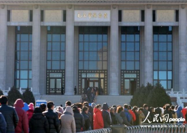 今天看来，华国锋主席当年决定保护毛主席遗体并修建毛主席纪念堂，是非常正确且明智的