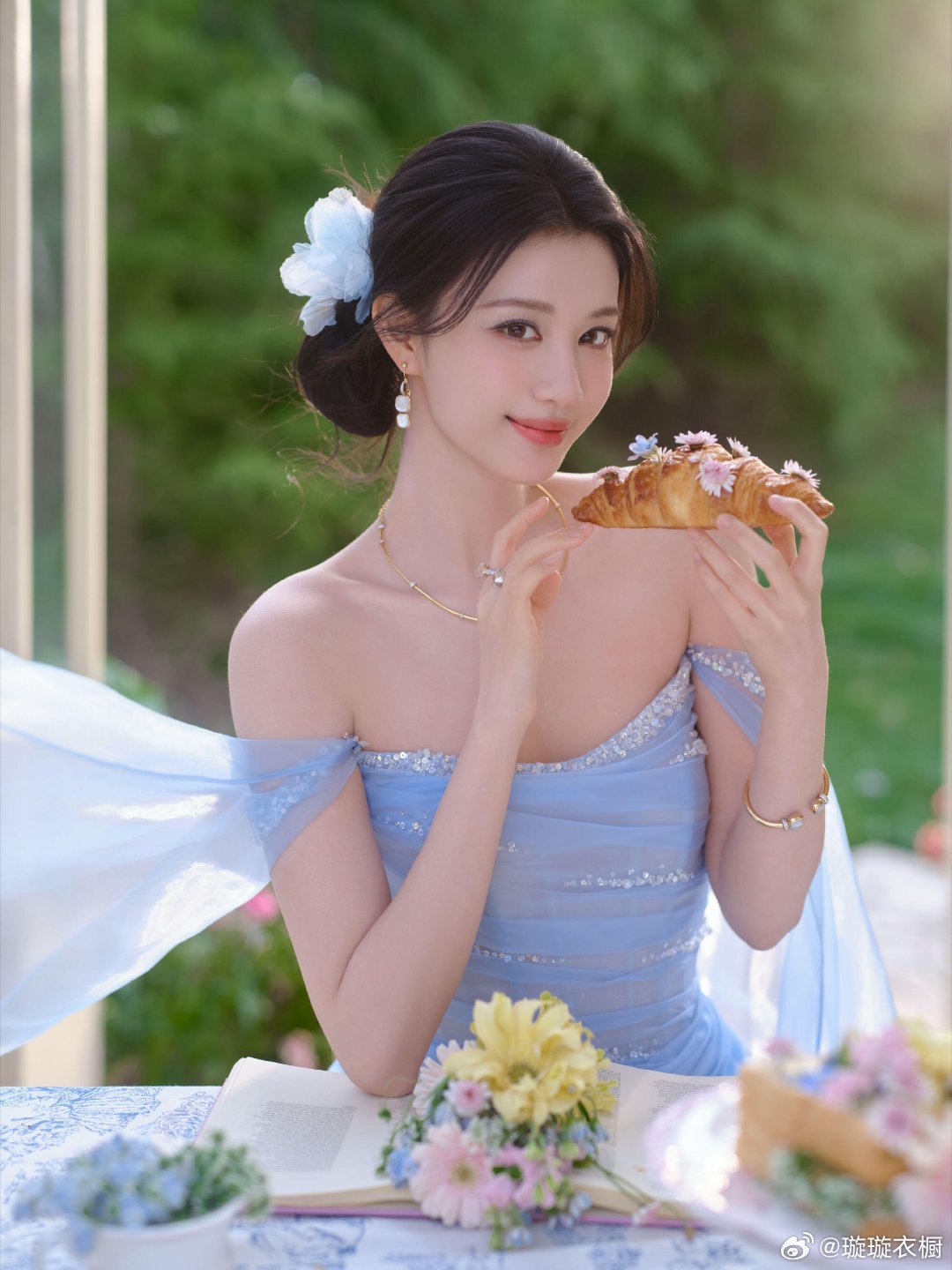 蓝色系穿搭天花板！王楚然活动造型美翻了🩵 