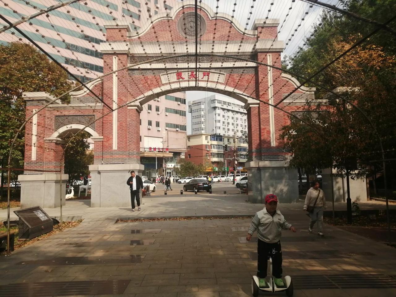 今天我外出乘坐公交车时遇到这样一件事。走了挺长时间的我上了一辆公交车，朦胧之中我