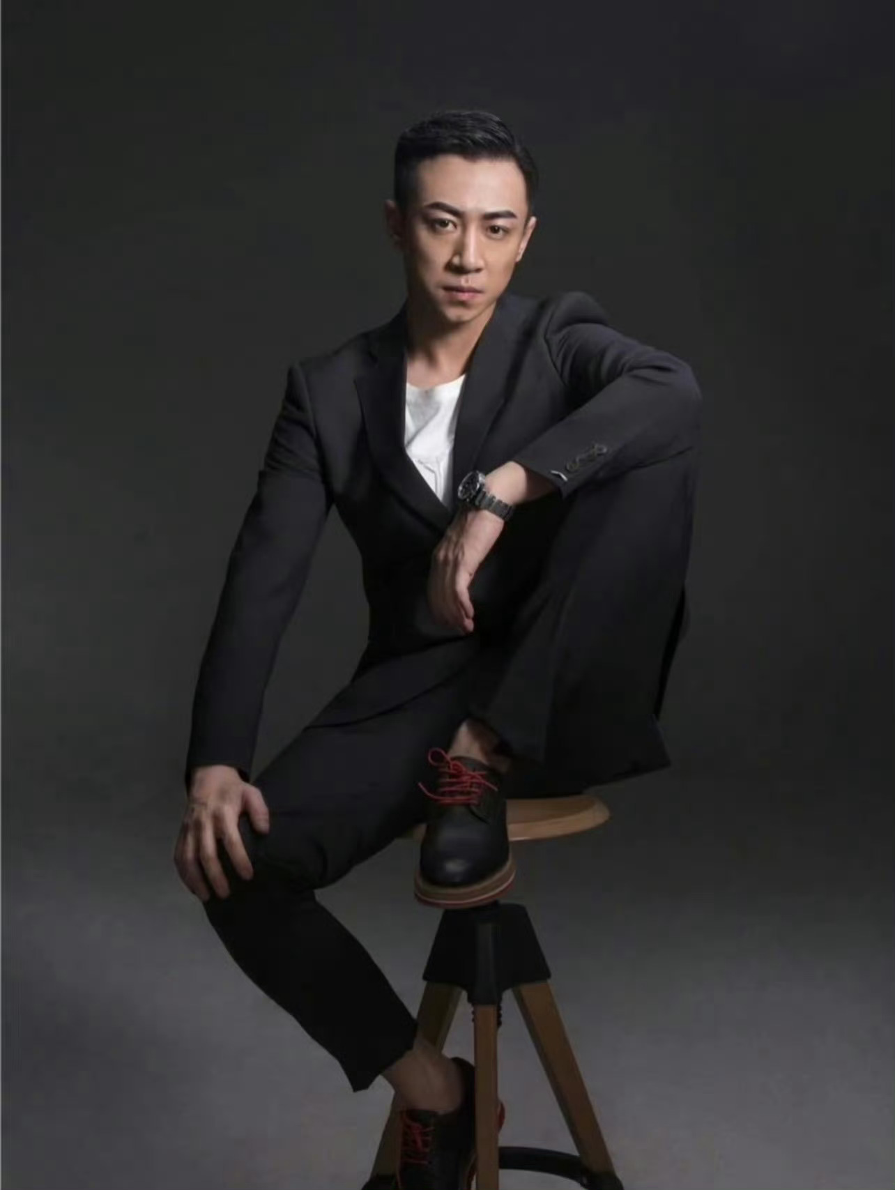 张维伊早期时尚硬照 张维伊这个造型让人眼前一亮啊 很有魅力 ​​​