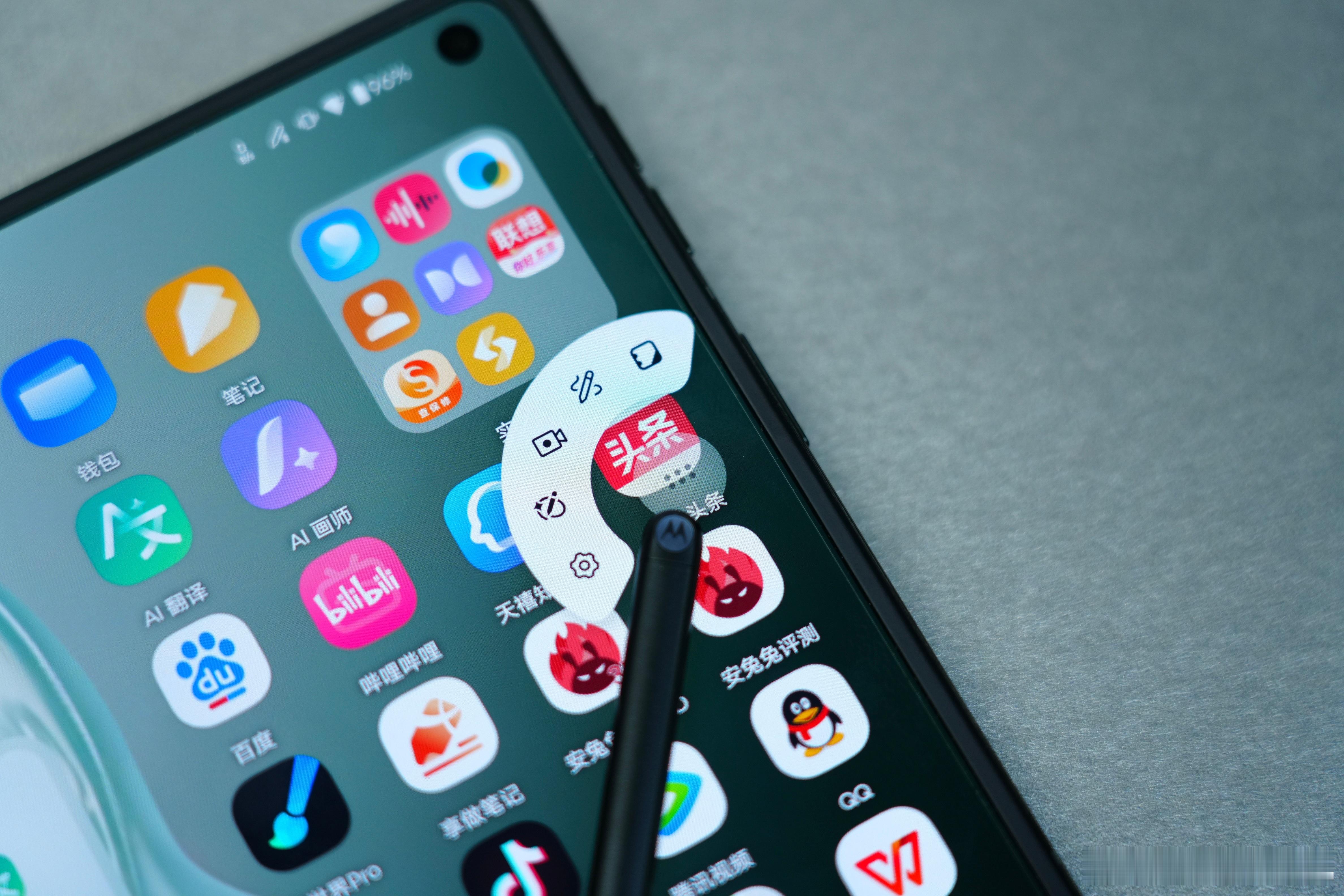 Motorola 去年就很期待的moto首款大折叠moto razr fold终
