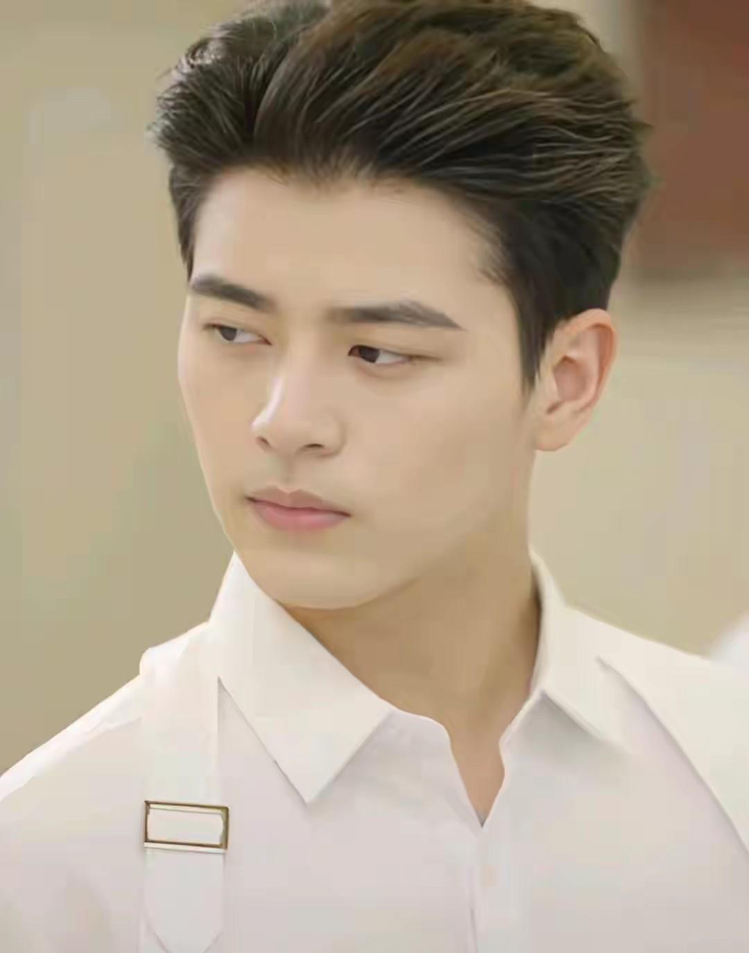 有些人说他超级帅，有些人说他比较帅，有些人说一般般，谈不上帅，只是不丑而已，是的