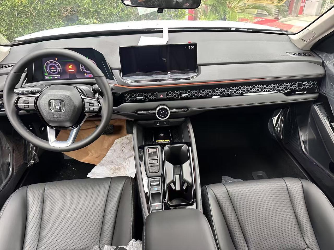 本田雅阁的车内设计相较于丰田，还是有着一定亮点的，看起来并不是特别沉闷，尤其是中