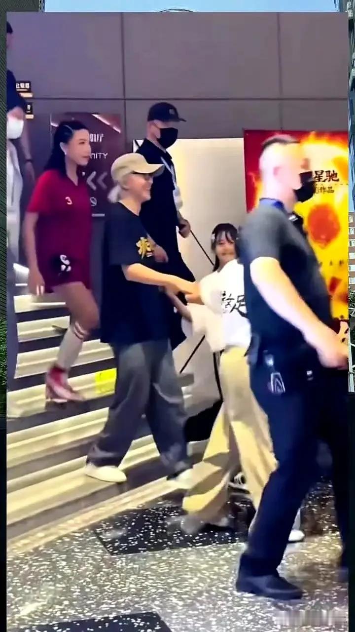 你发现没有，周星驰要是真想赚钱，那简直比喝水还容易。以他横跨四十多年的国民热度、