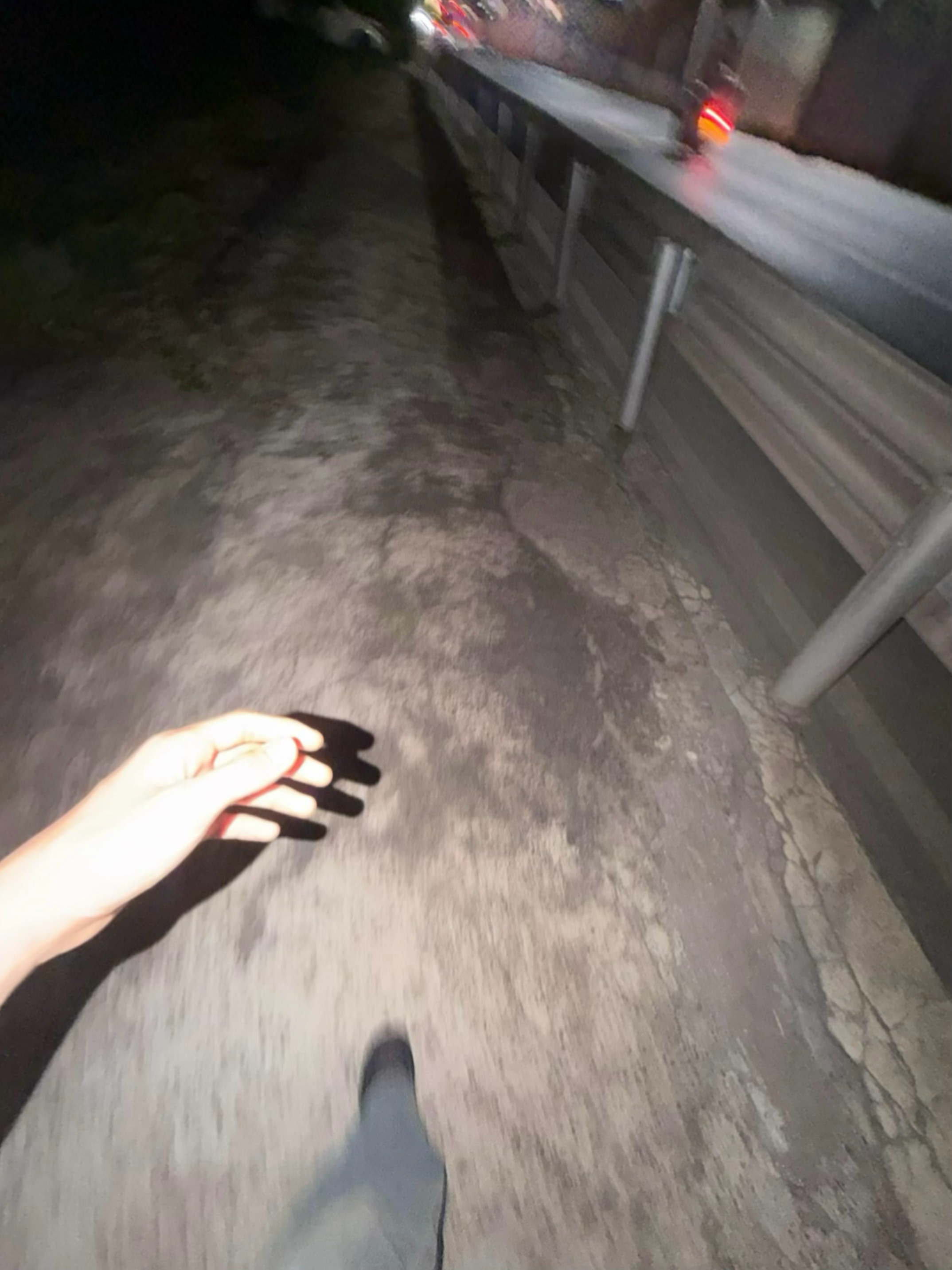 旁边有个外卖小哥 （应该 