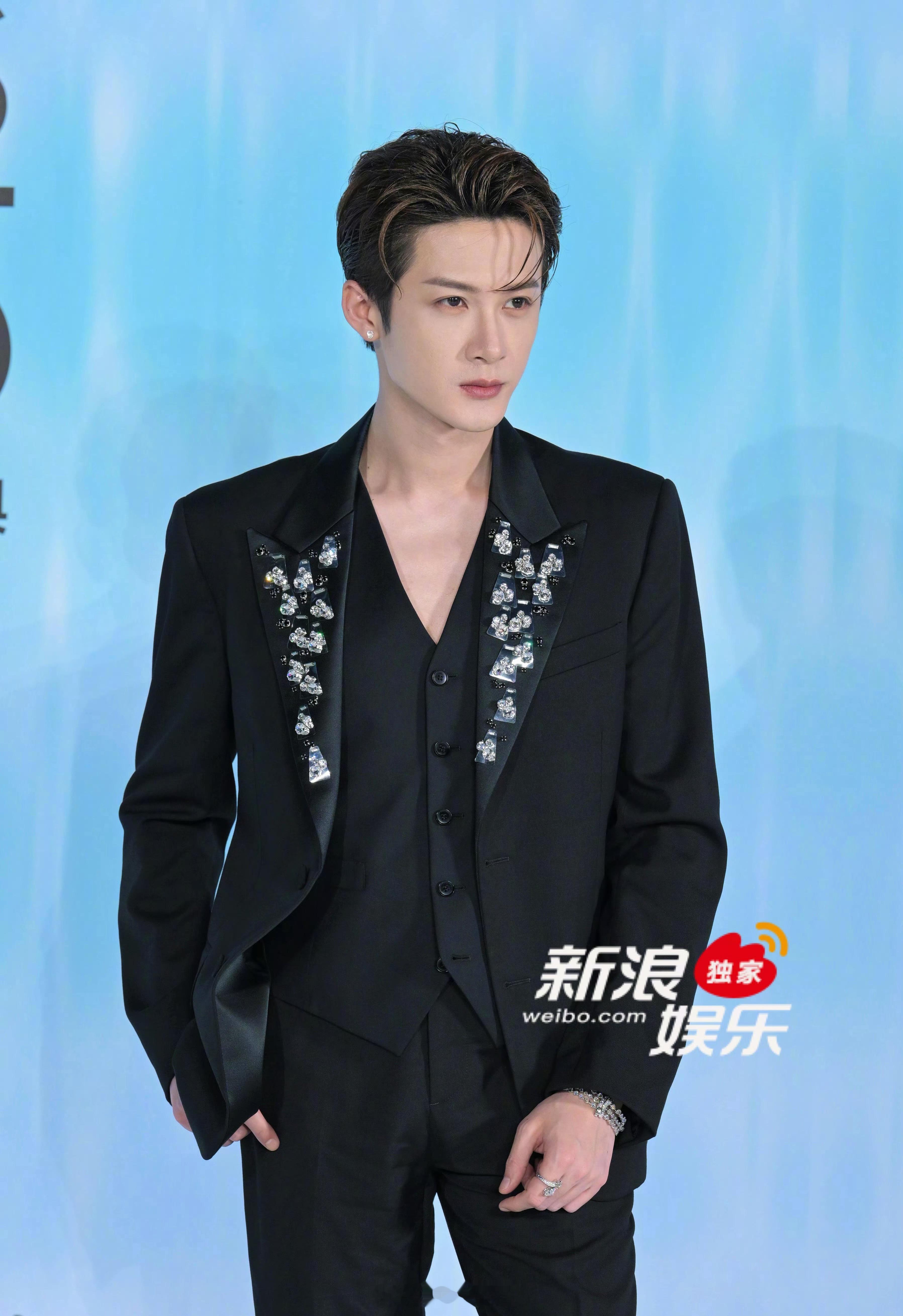 檀健次ELLE红毯生图太权威了吧！被檀健次大背头帅了一下又一下了呀！[拜托]檀健