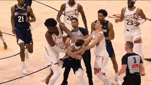 这是真打呀！两个人不光被驱逐，后续还将面临高额罚款，停赛。
看视频是阿拉瓦多惹事