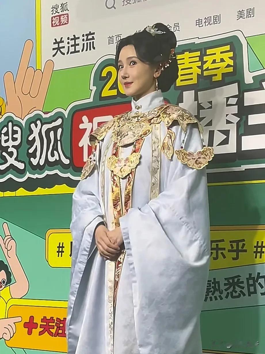 当真是不能细看！陈小纭参加线下活动，脱离了电视剧滤镜，脸上的整容痕迹好明显，越来