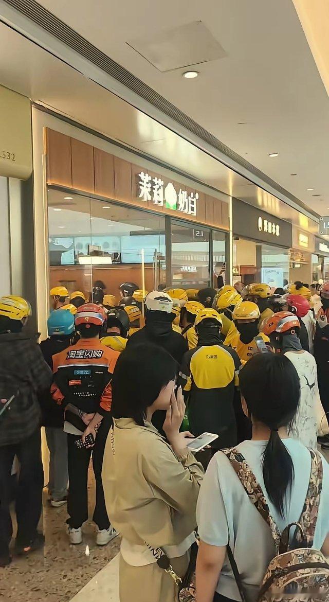 因为给广西洪灾捐了100万人民币，茉莉奶白最好的福报来了。不管是线上外卖，还是线