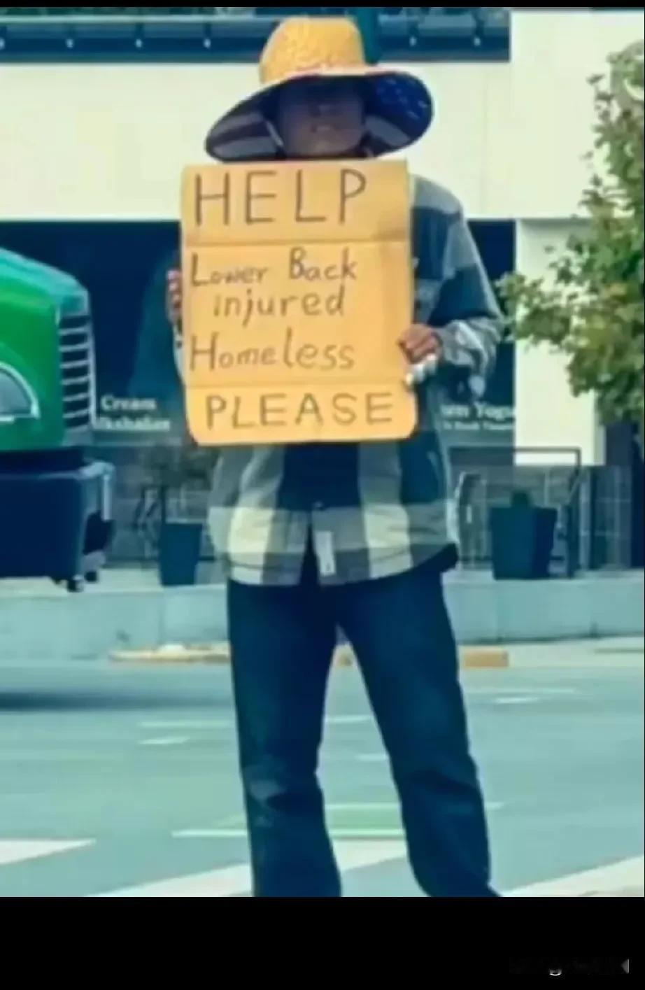 甜甜圈的生命力真的挺顽强的，到现在还活着，在美国街头举着牌子求助，看得出来它的求