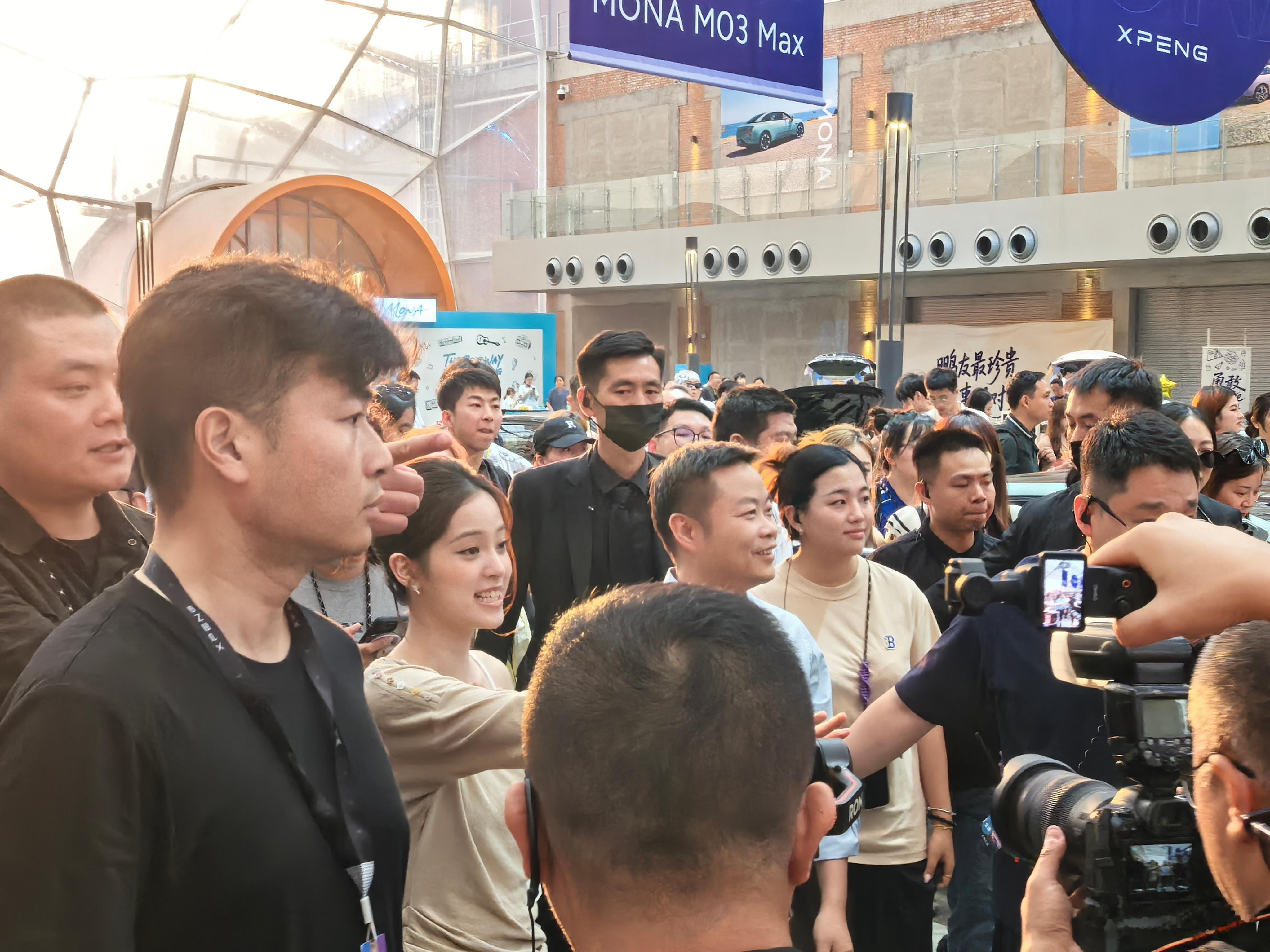 小鹏MONA发布会太会玩了小鹏MONA M03 Max发布会上人太多了，好不容易
