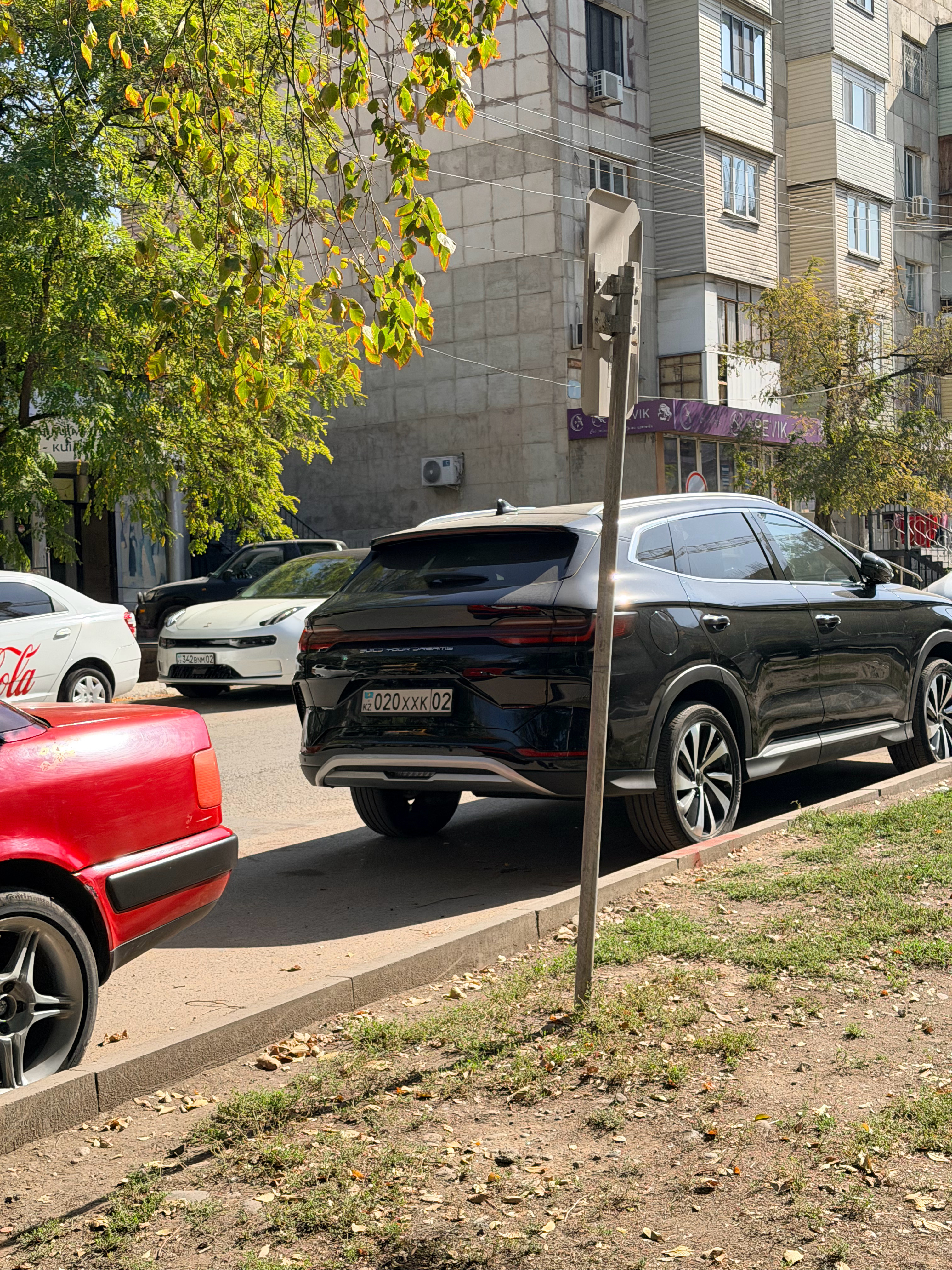 提问：图中一共有多少辆中国品牌汽车[努力]  ​​​