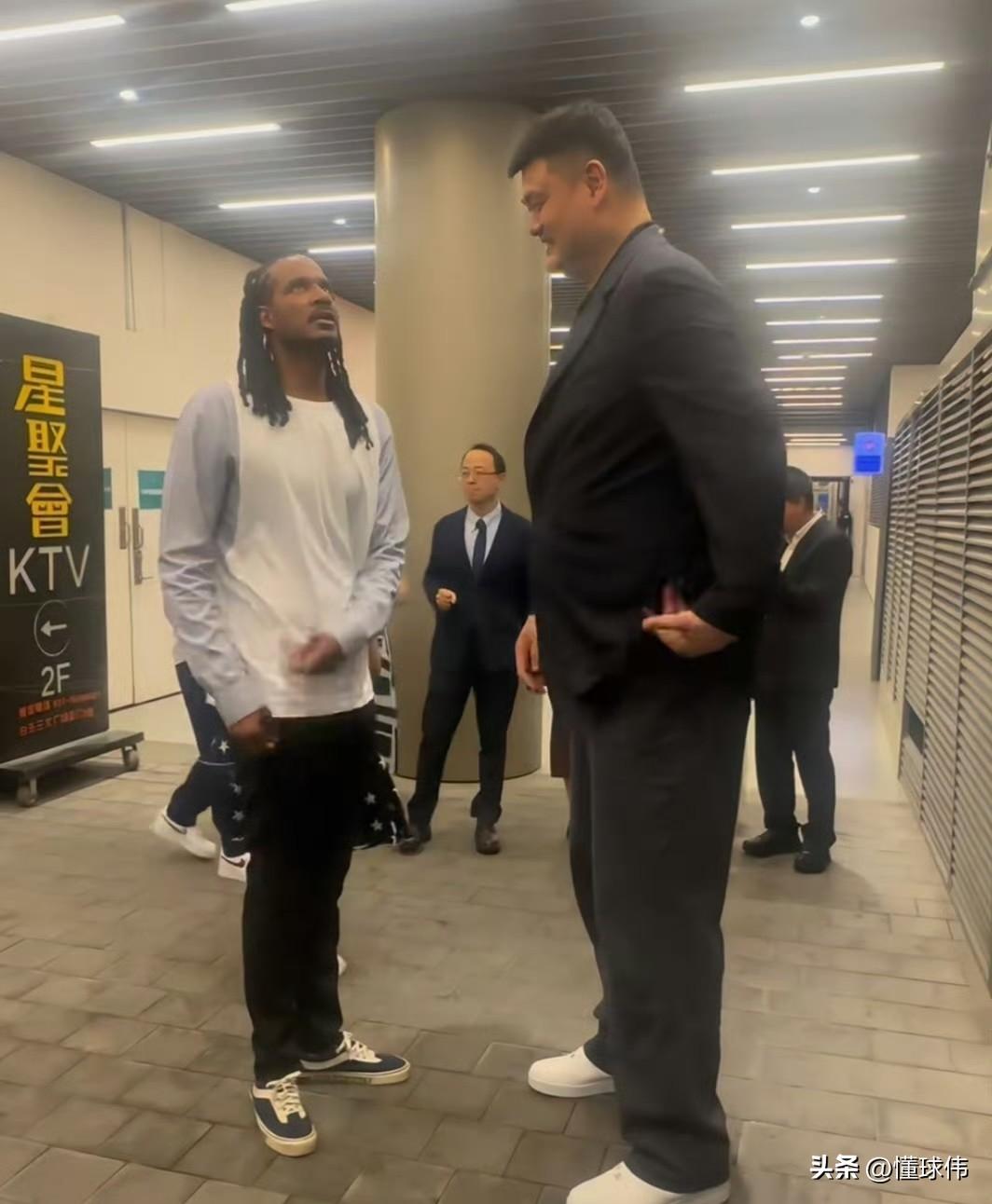 一顿夸！阿里扎谈姚明：

“见到姚的感觉很好。”

“很遗憾。”

“我们从未一