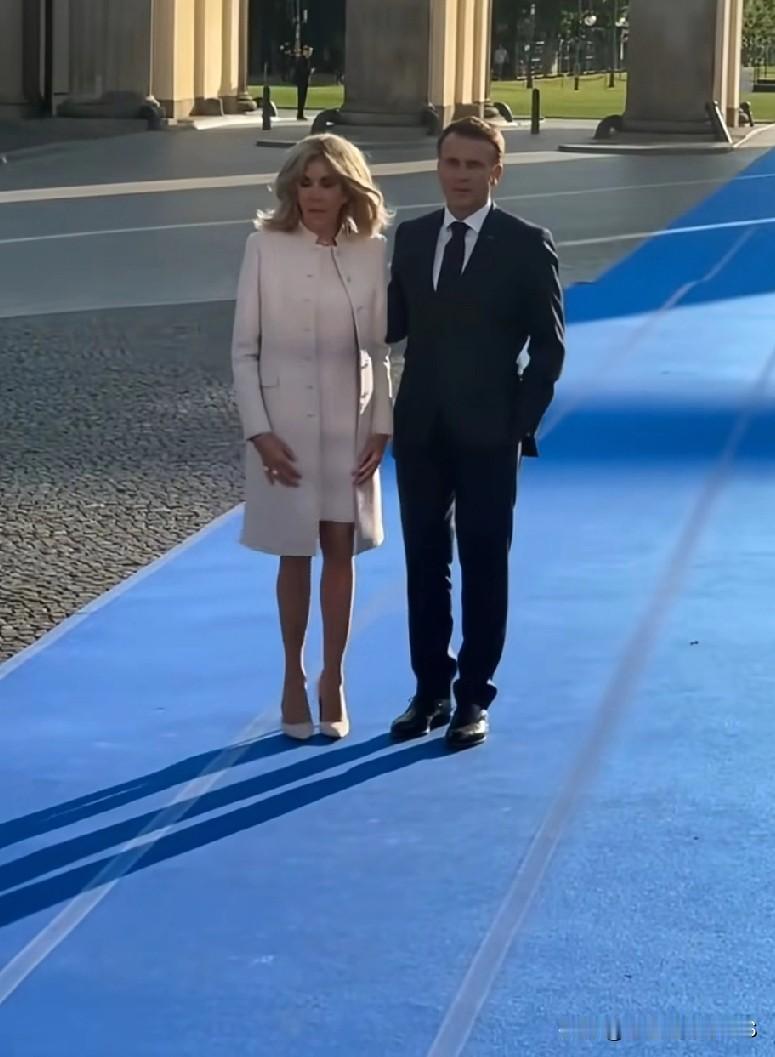 法国老师布里吉特着实太励志啦！
她将学生马克龙培养成学霸，
看着他登上总统之位，