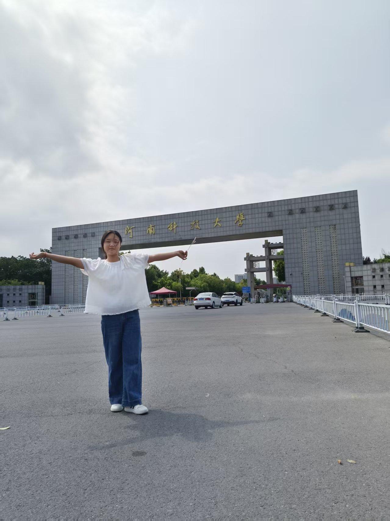 时间是提前预约的，带闺女来参观一下河南科技大学，本想让闺女感受一下大学...