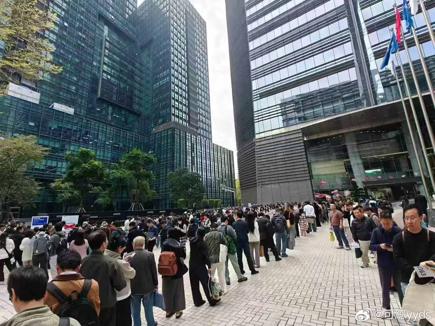 Op­en cl­aw装机，队伍排了几里地，大型AI时代“地推”名场面，一代人有