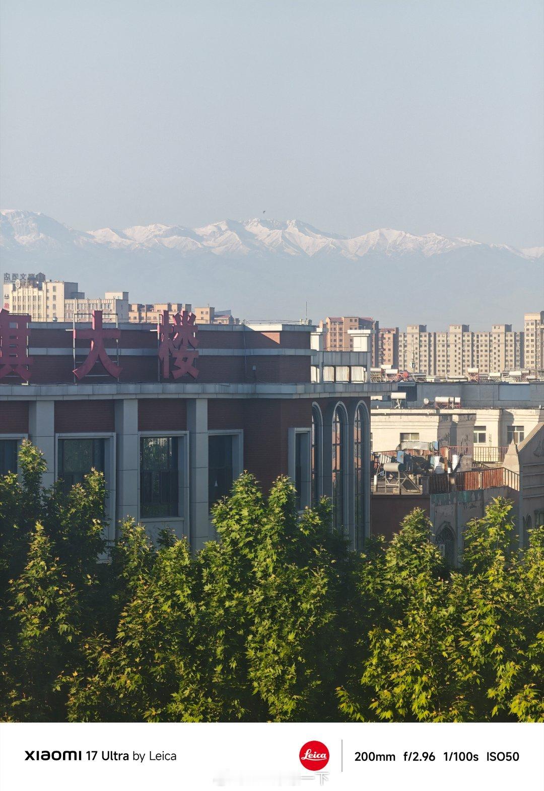 早鸭！昨晚结结实实睡了个好觉，一觉醒来看到远处的雪山，心情都好了咔嚓的摄影生活 