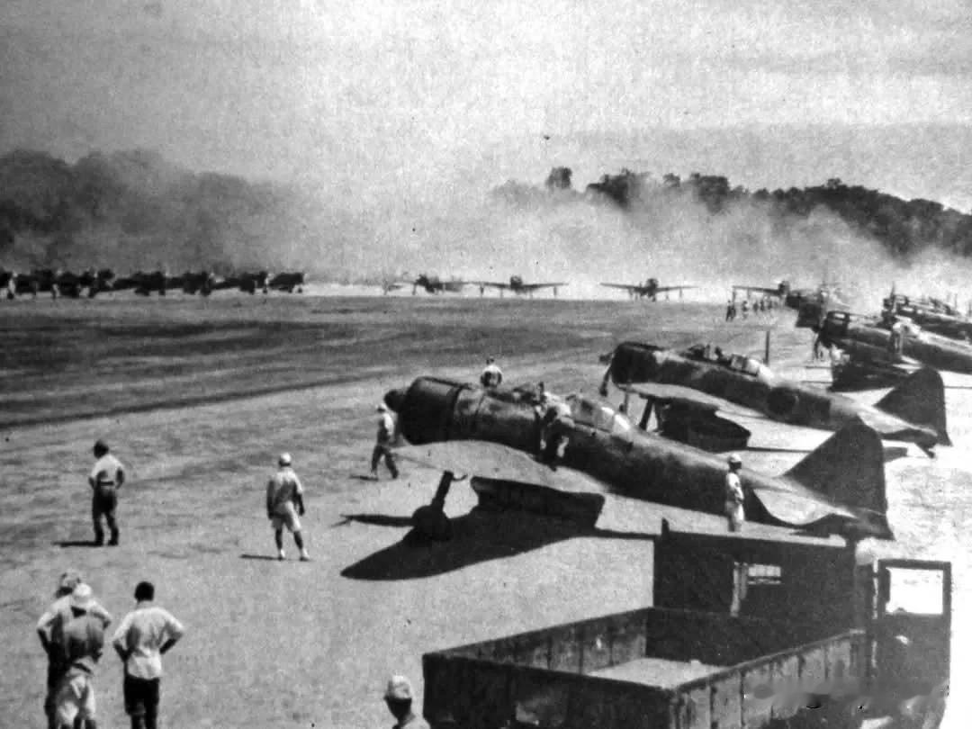 1942 年 8 月至 11 月，日军的“零式”战斗机准备从新不列颠岛拉包尔的机