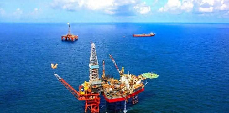 南海蕴藏着海量石油天然气，堪称蓝色聚宝盆。不少人满心疑惑，周边小国纷纷抢先开采，