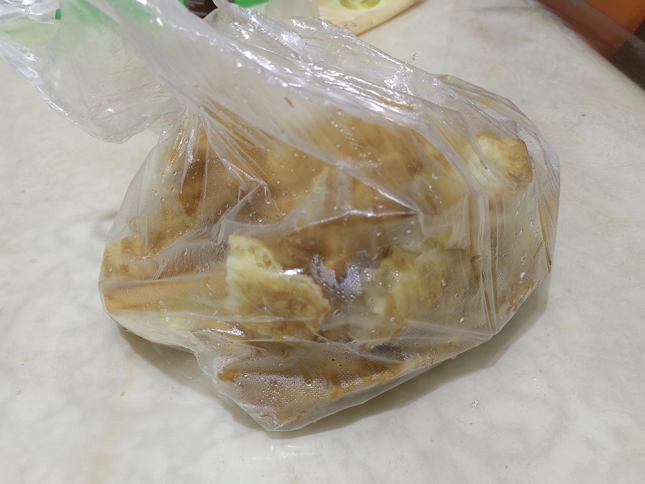 早晨躺在床上，耳畔传来窗户上雨棚的滴水声，便觉外面正下着雨。穿好衣服走到阳台向外