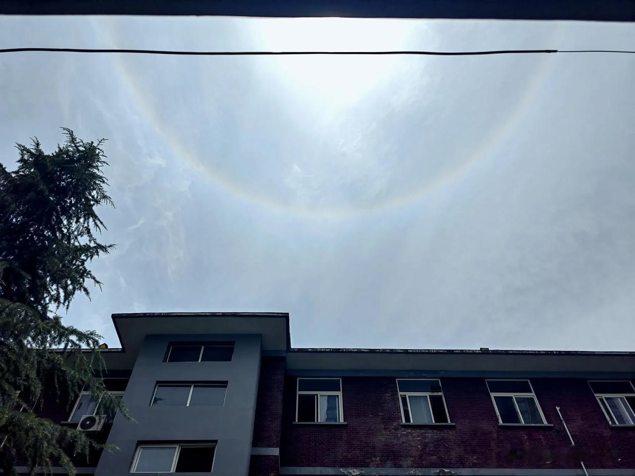 西安今天中午天空出现特大七彩云圈