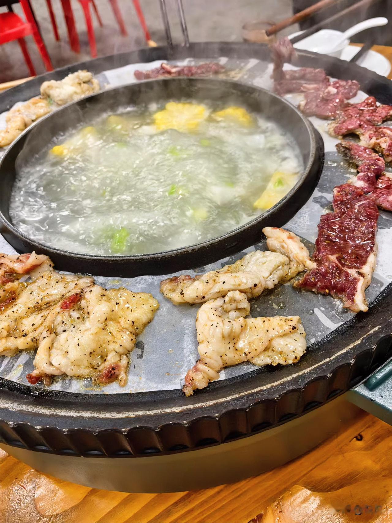 一掀开锅，这热气裹着肉香“轰”地扑脸上——今天这顿“锅边烤”可算没白等！

中间