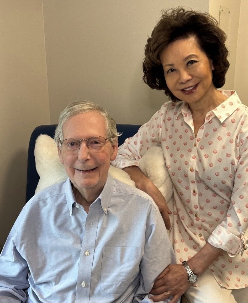 “去世”传言缠身，麦康奈尔办公室再发新照海外新鲜事 美国肯塔基州共和党参议员米奇