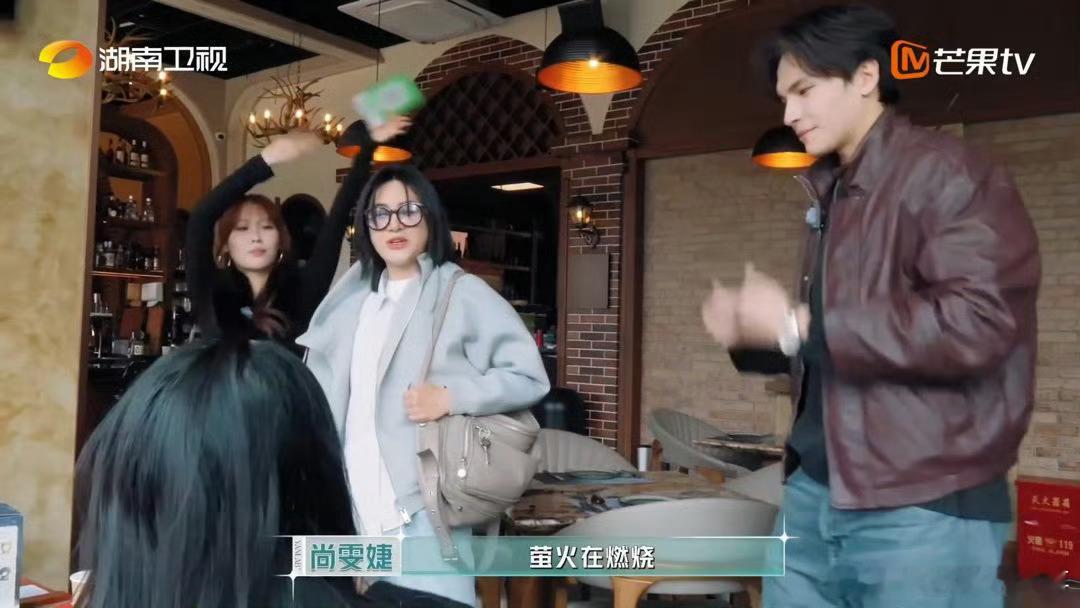 尚雯婕一开嗓便是顶级视听盛宴，歌声大气悠扬，氛围感直接拉满，实力藏都藏不住尚雯婕
