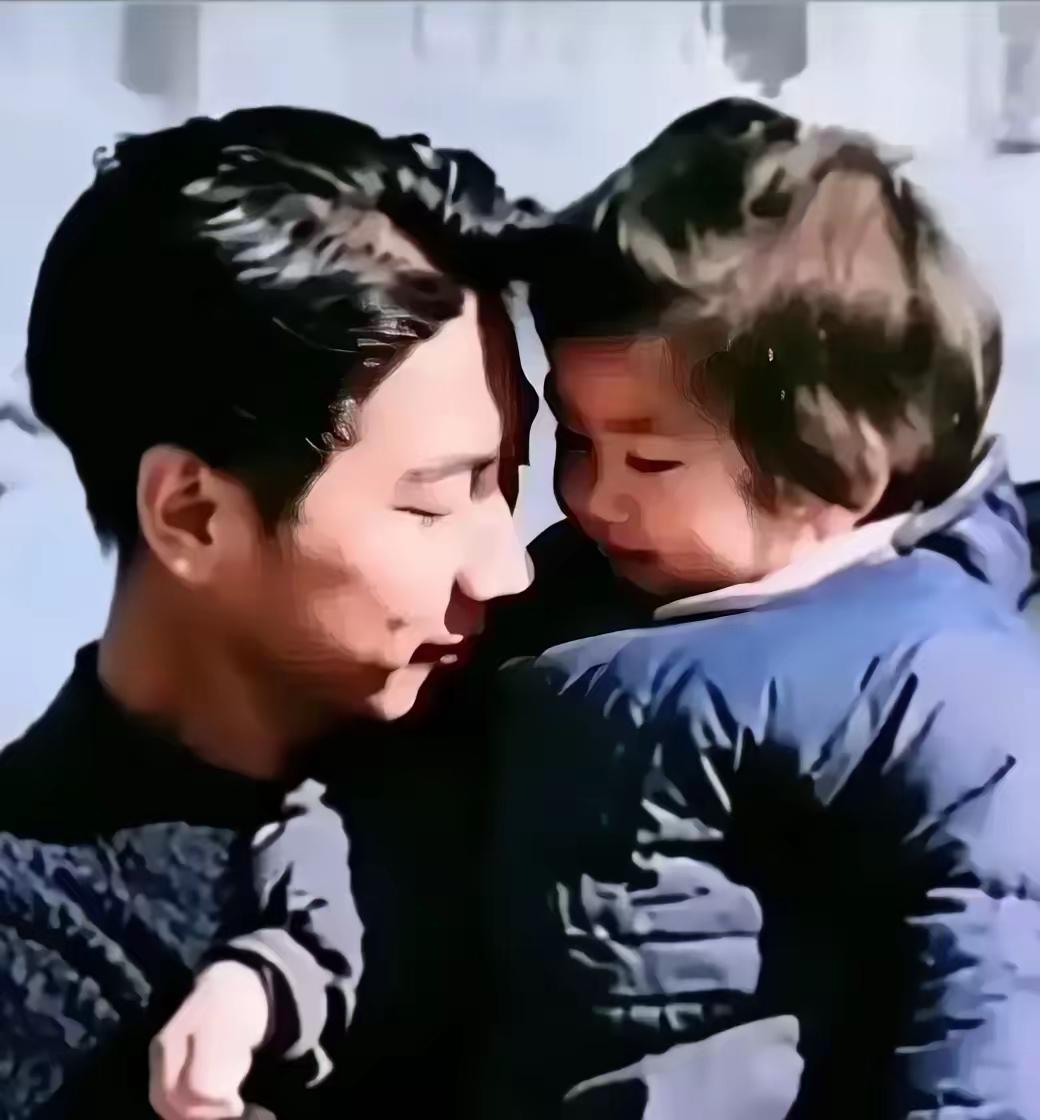 这张是毛主席的一双儿女的真实样貌，都看看吧，毛岸英轻轻抱着妹妹李讷，兄妹俩真的太
