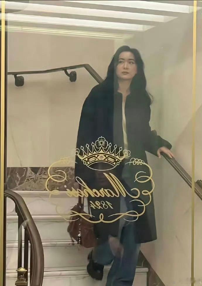 贾玲已经完全是另外的人了，不再肥胖搞笑，而是高冷时尚 