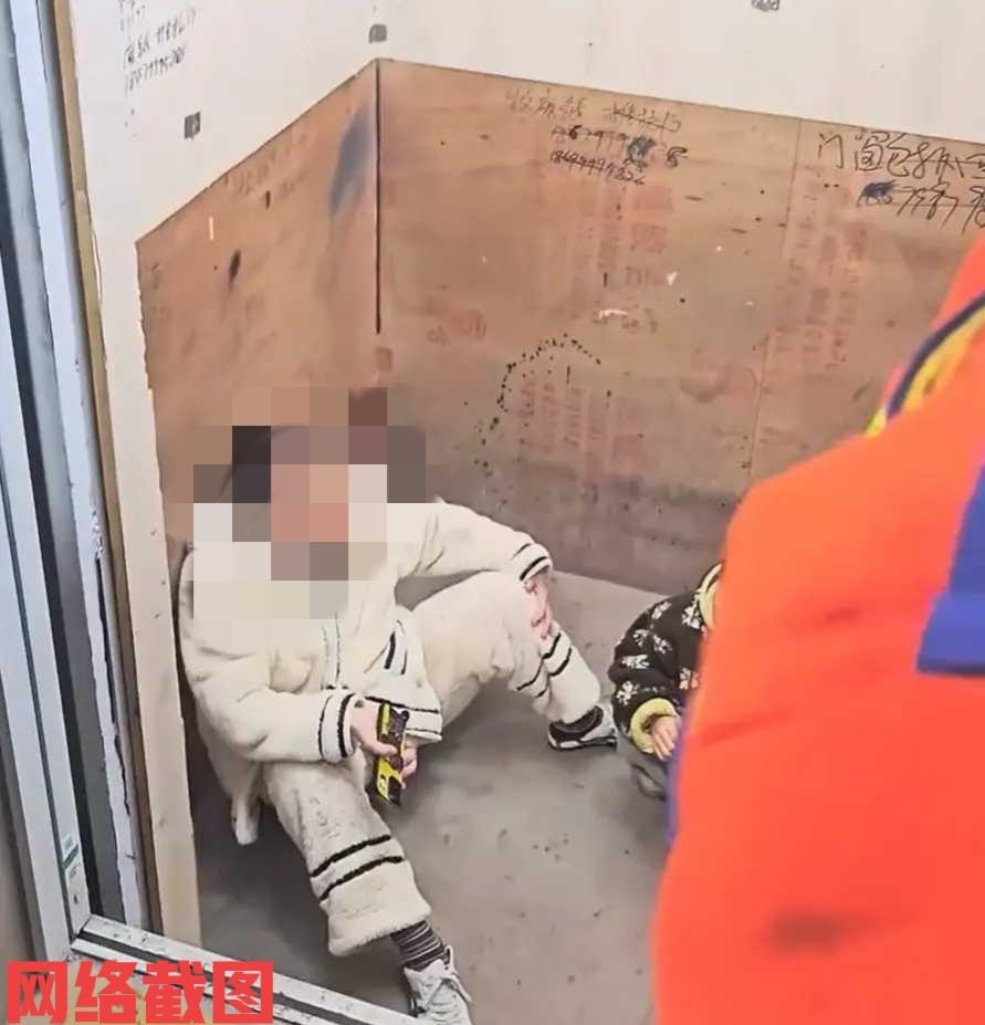 江西萍乡有孕妇在乘坐电梯时遇困。

此刻消防员也是很快得到消息，赶到现场处置事件