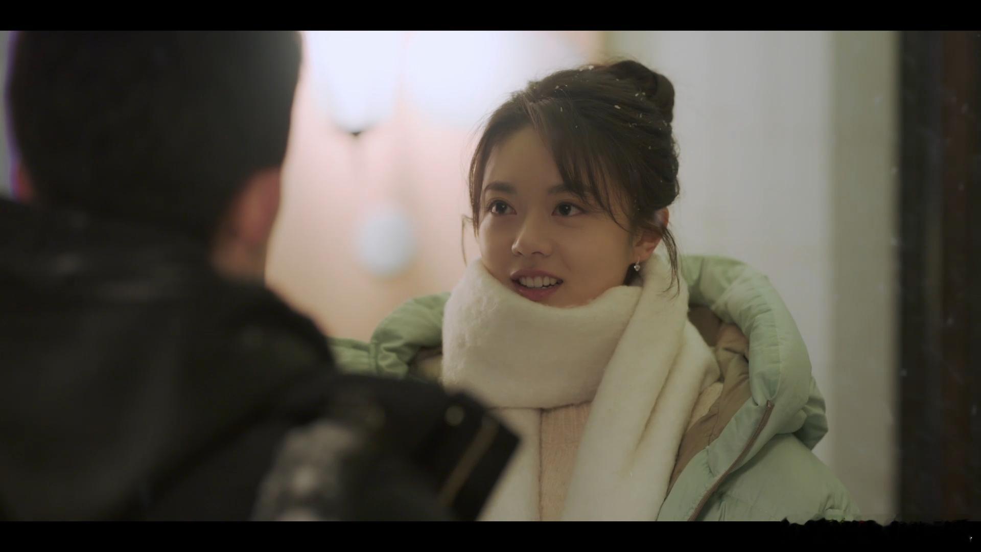 #赵今麦新剧妆造##赵今麦剧里妆造#厚厚羽绒服配白围巾，赵今麦新剧造型太适合冬天