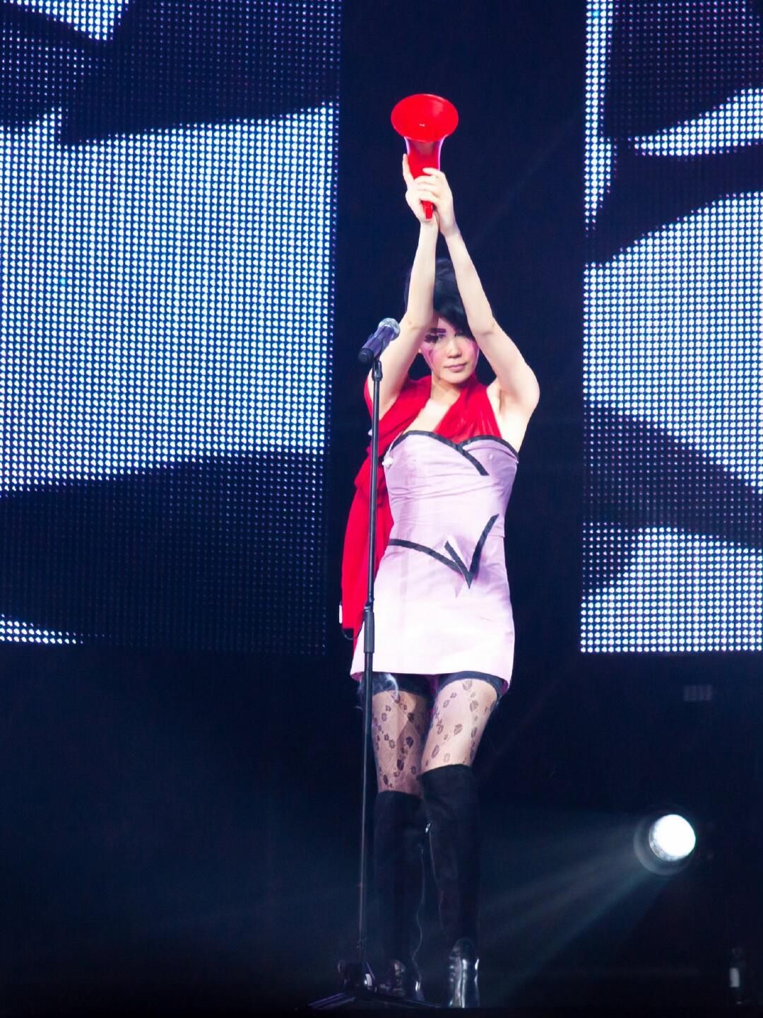 王菲的丝袜歌迷肯定好喜欢 