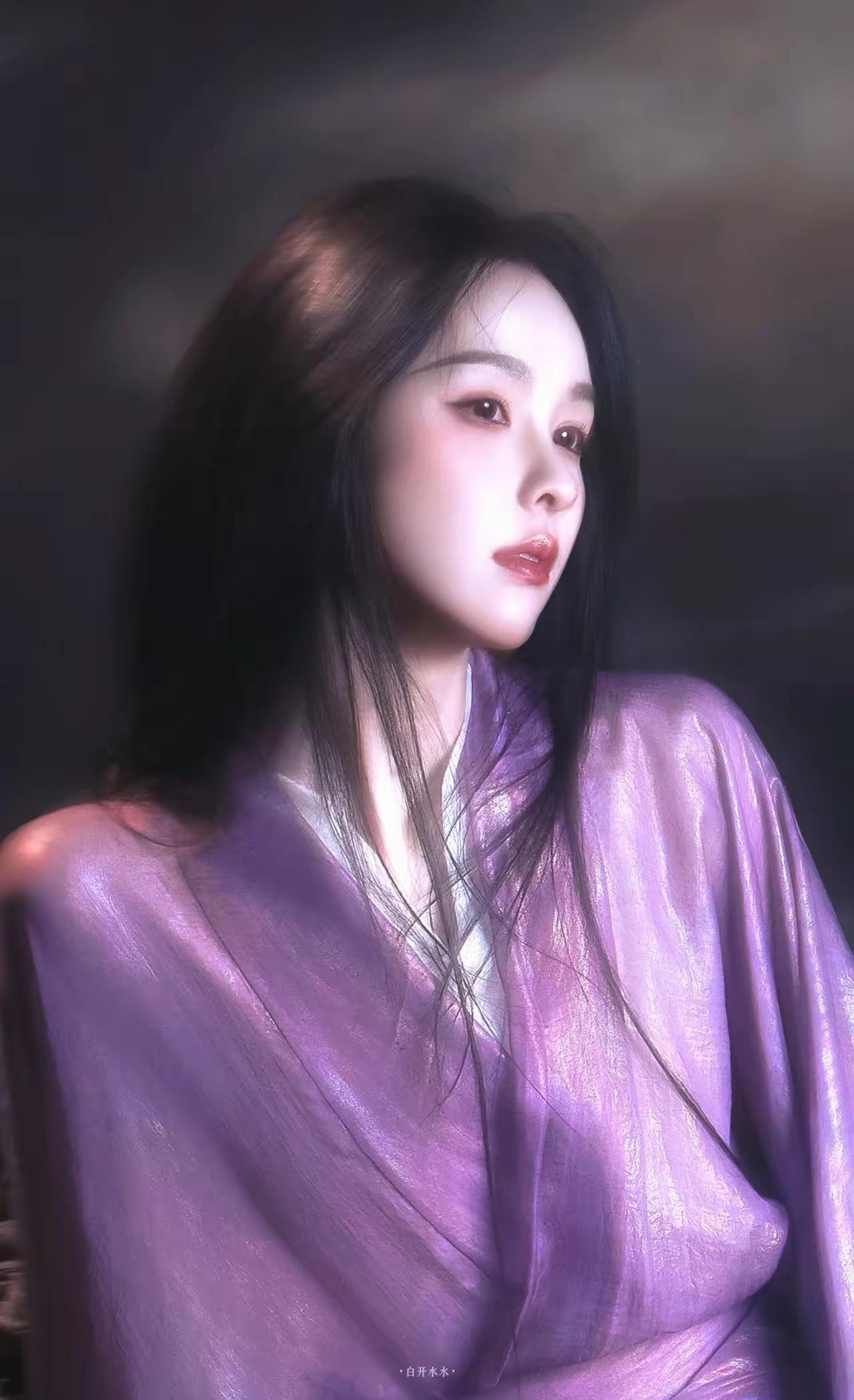 美女壁纸～陈都灵，暗夜沉如墨，紫衫裹着一身未愈的伤。她抬眸回望，血痕凝在唇角与额