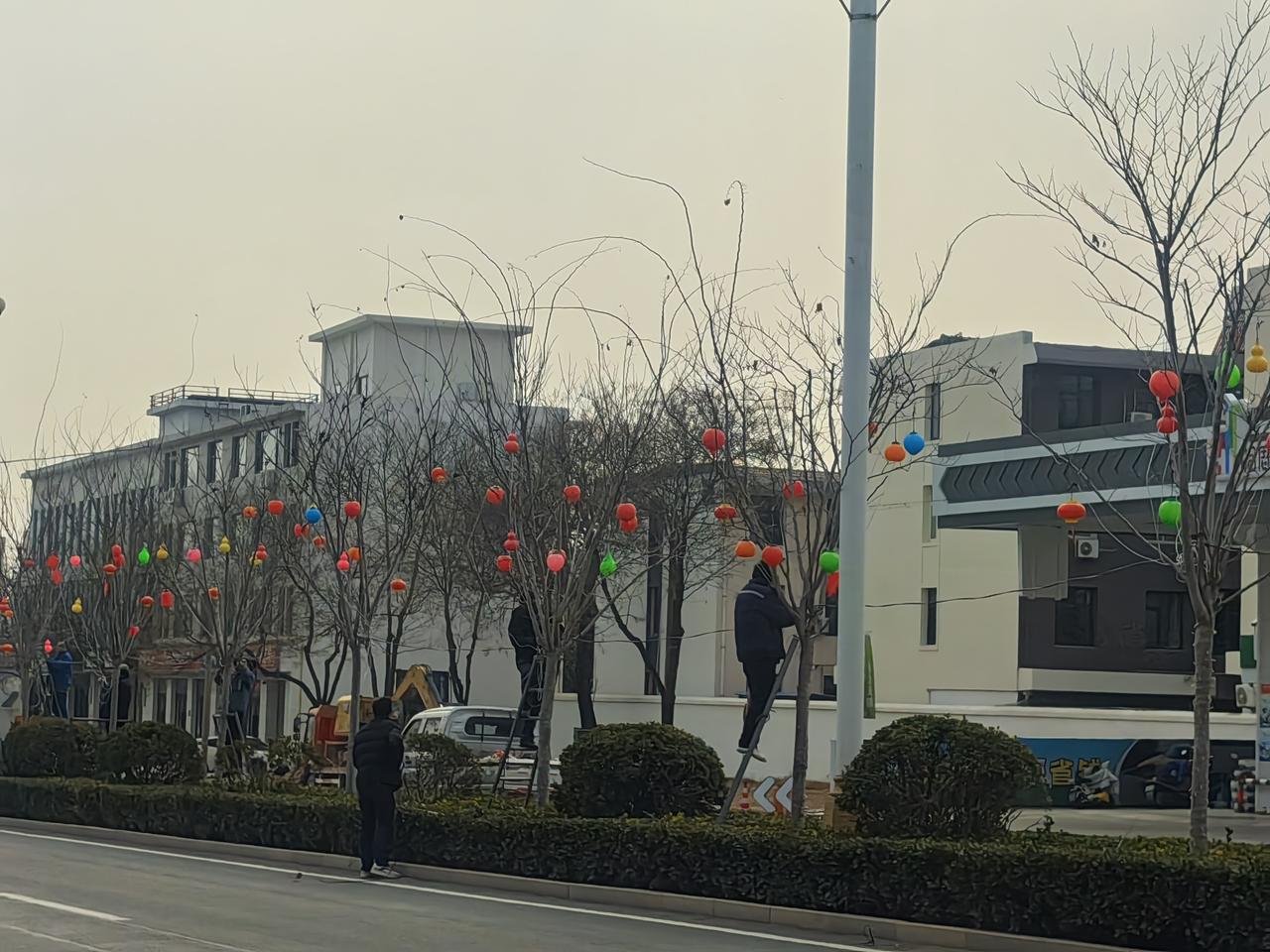 火树银花不夜天的准备工作，张灯结彩辞旧岁，敲锣打鼓迎新年。[送自己一朵花][送自