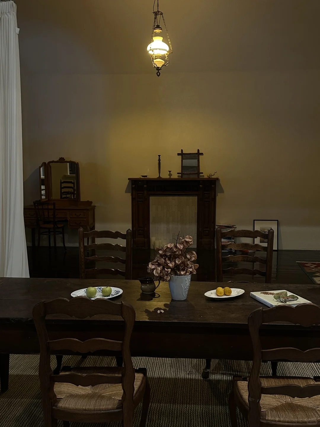 落日之后的工作室角落