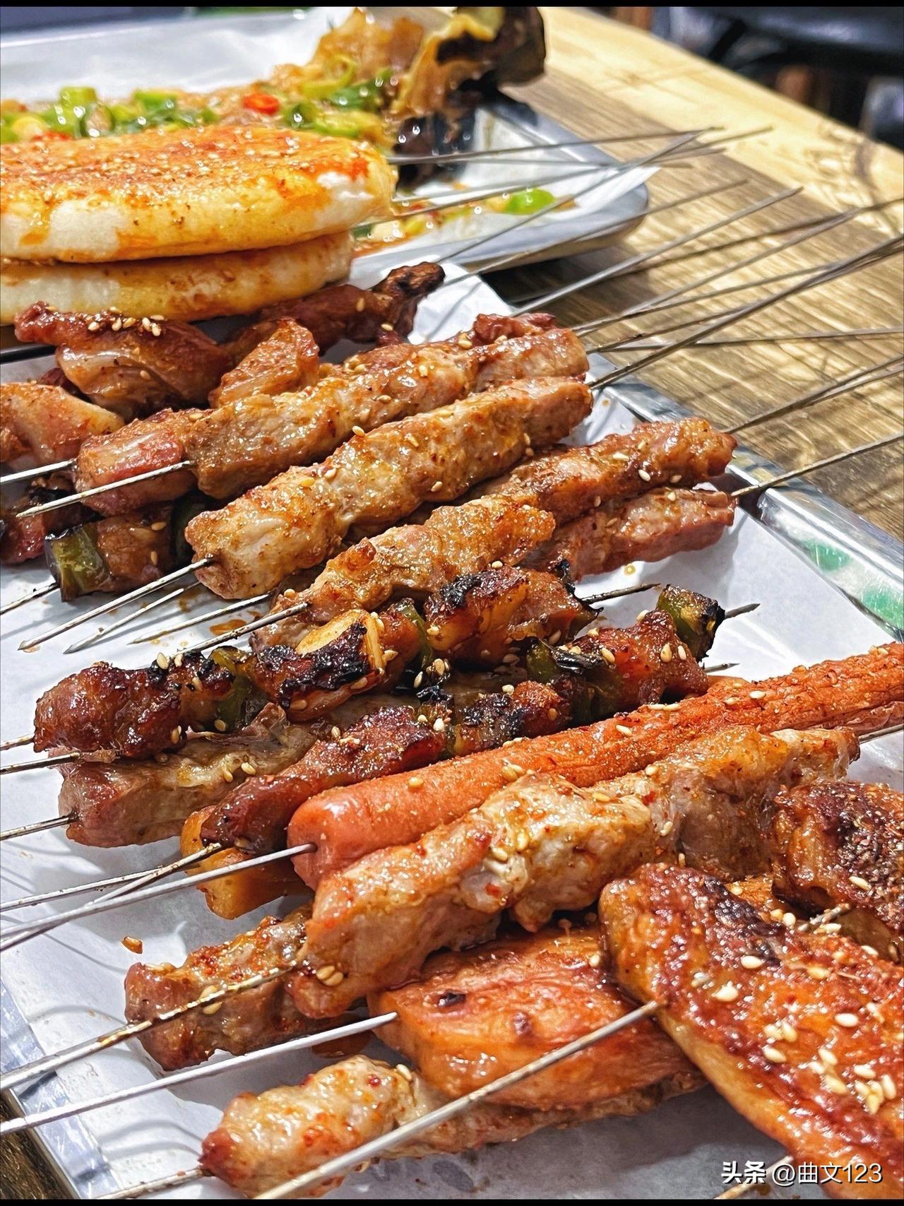 吃烧烤还得是山东！就说烟台，好多地方肉串一块钱一串，啤酒三块钱一瓶，这性价比简直