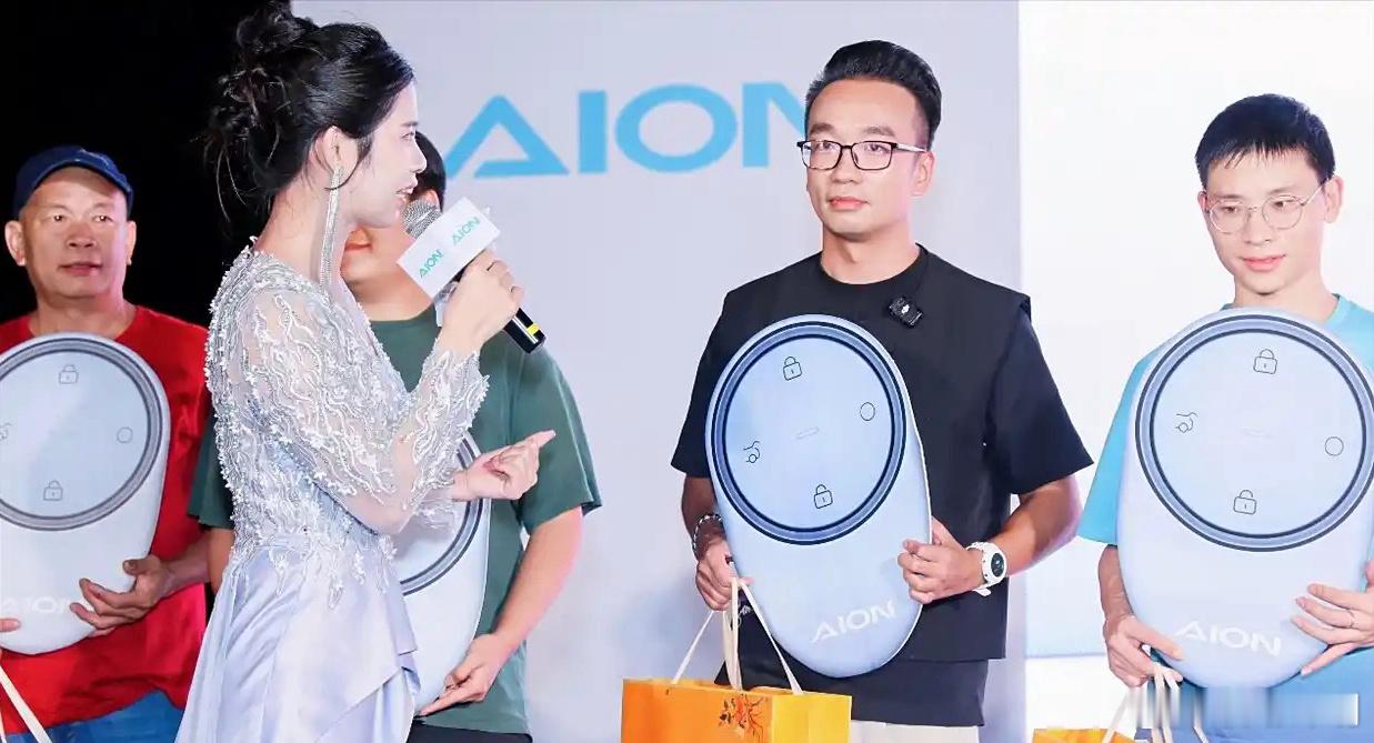 第二代AION V埃安霸王龙在广州、佛山两地举办了集中交车仪式。目前售价区间12