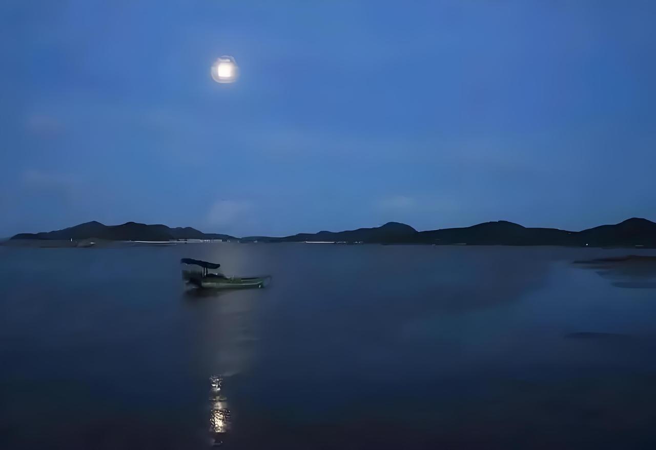 鹧鸪天-中秋夜抒怀

青云/文
枉自多情盼月圆，月昨圆了吾难眠；
尘寰万物皆随影