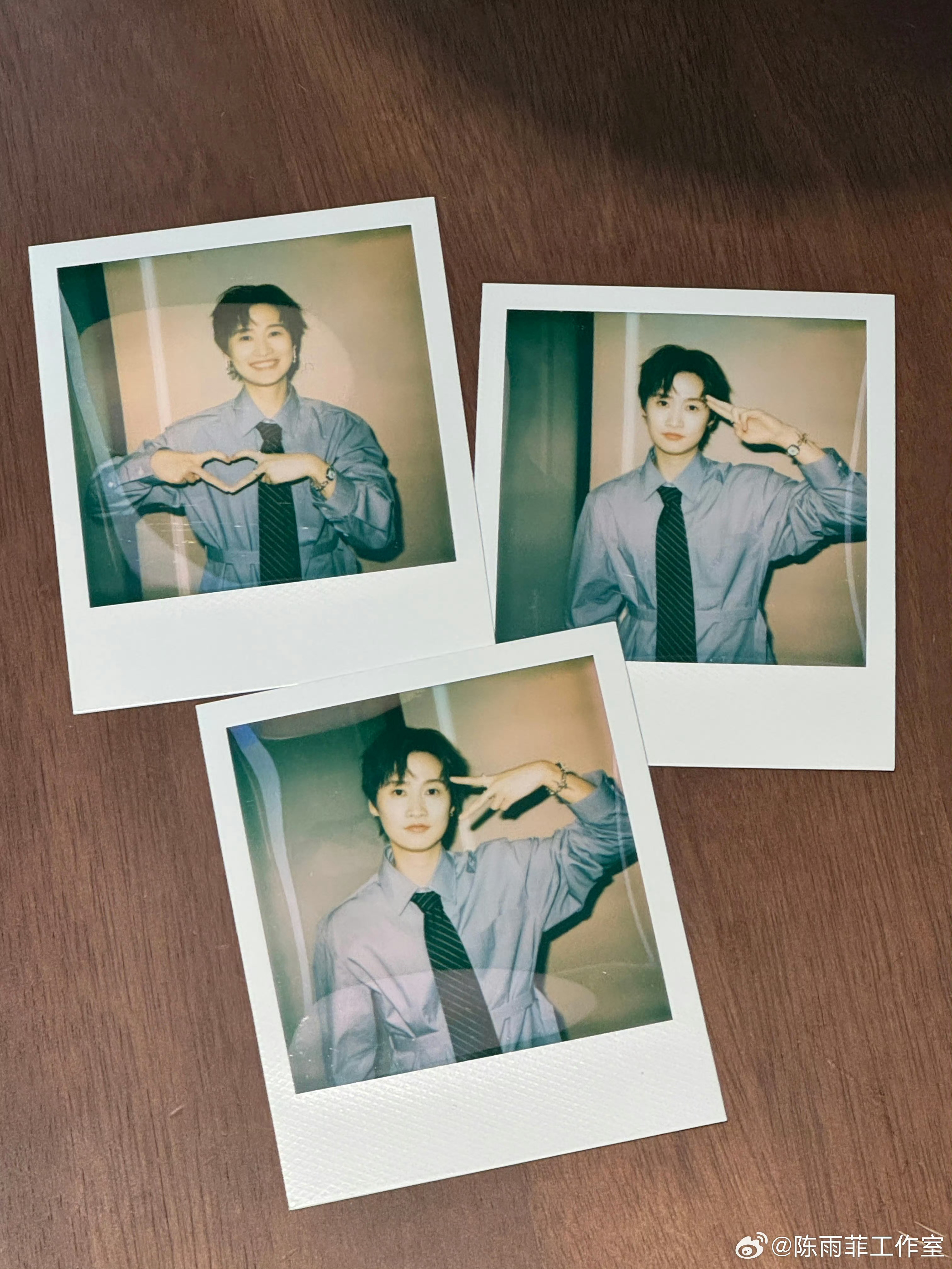 菲菲今天的造型吗？帅的嘞，不是穿尤尼克斯