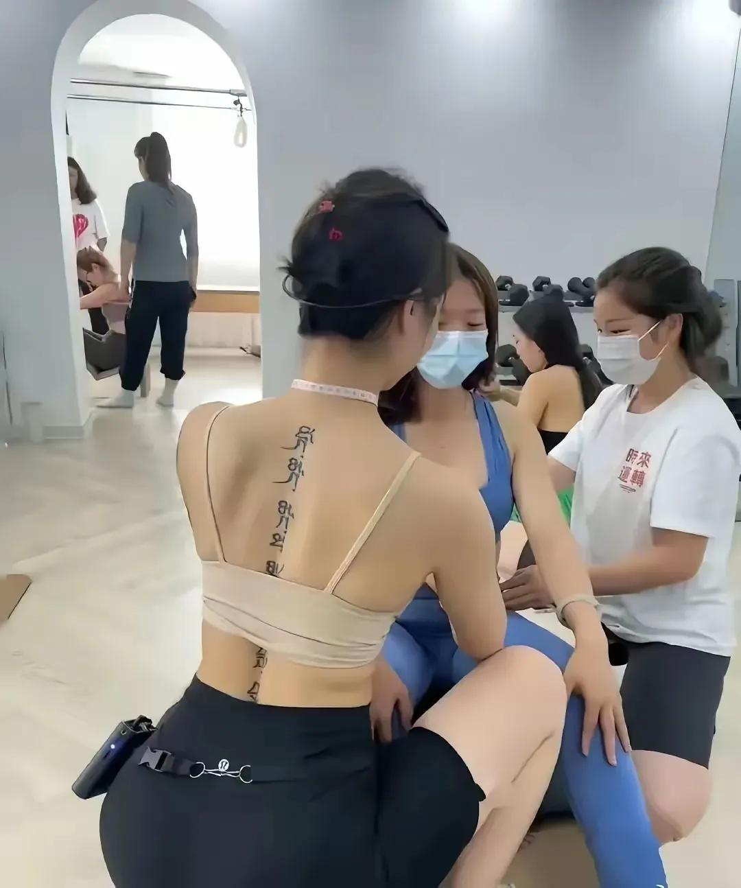 美女背上的这几个字，表达了什么意思？第一次刷到的，这美女后背纹的是什么字？很好奇