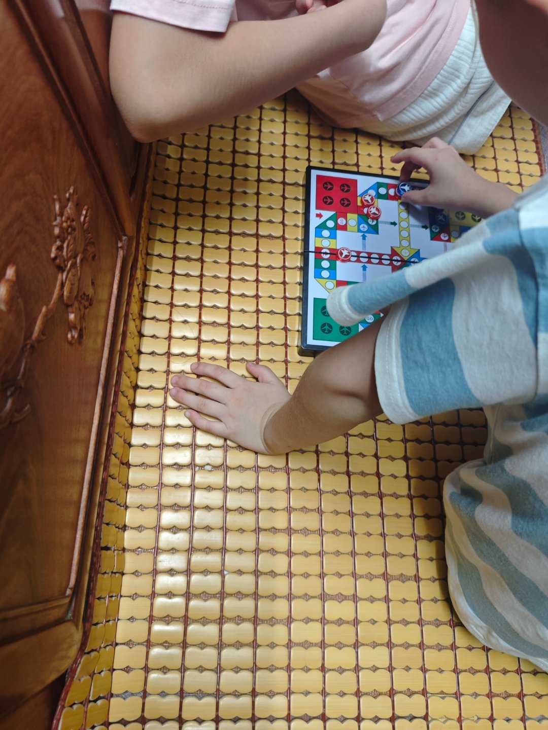 两姐弟玩飞行棋能玩一个晚上！ 
