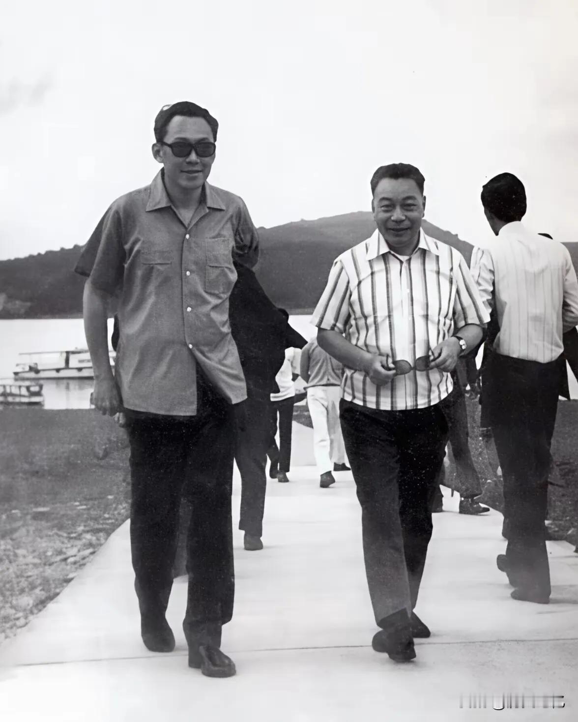 这是1973年蒋经国陪同新加坡总理李光耀参观日月潭，自1973年起至1990年前