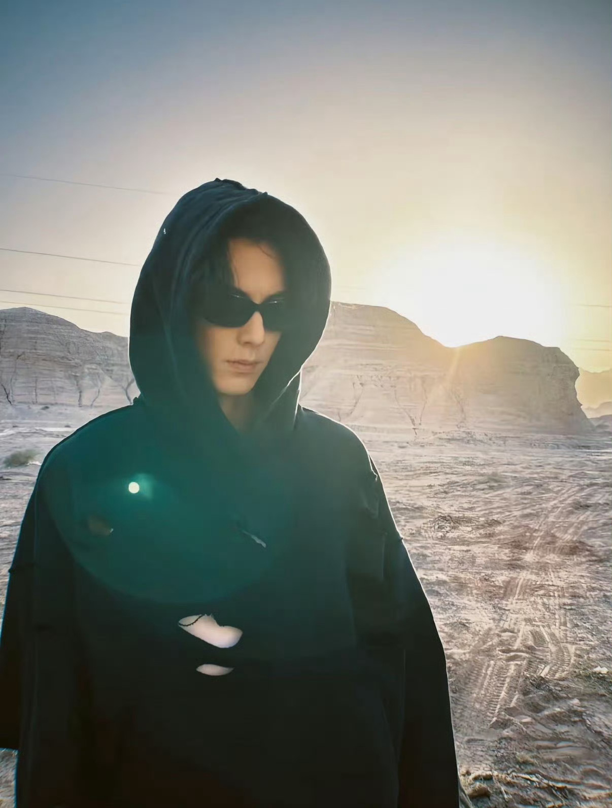 王鹤棣打掉拍摄者手机 先不说对错，偷拍本身就是不尊重人的行为。艺人的私人空间需要