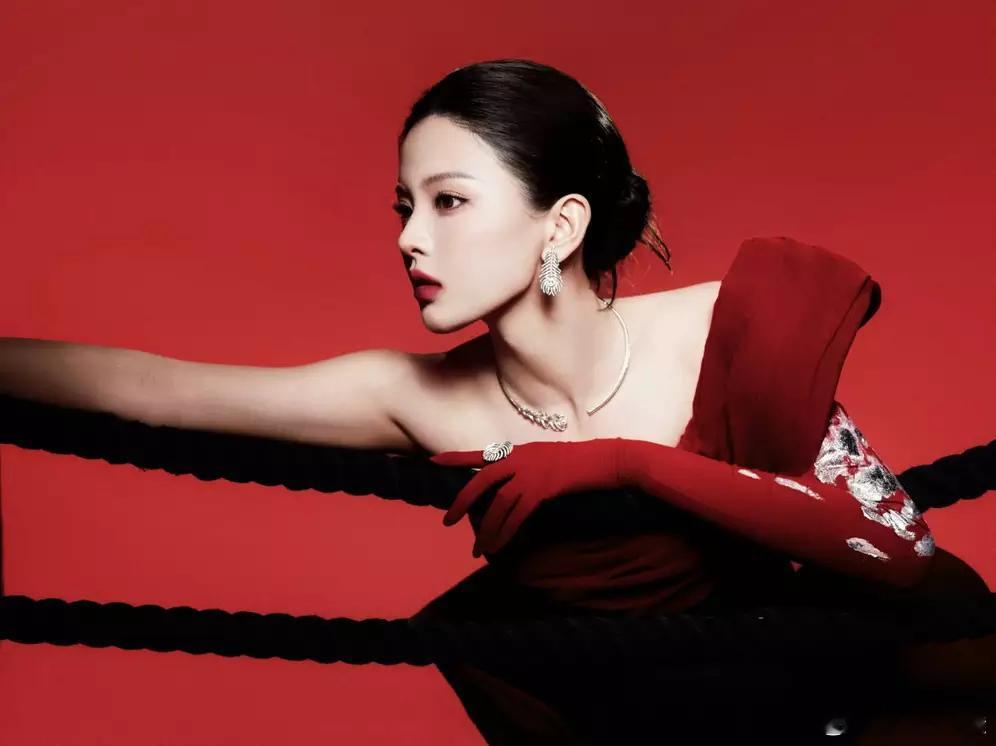 分享娱乐[超话]分享娱乐 杨超越穿着红色露肩礼裙，戴单只手套造型独特。 ​​​