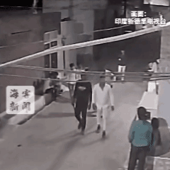 这可真的有点太离谱了！
印度一女子街头被一群壮汉拿棍子围殴，居然还是熟人坑熟人。